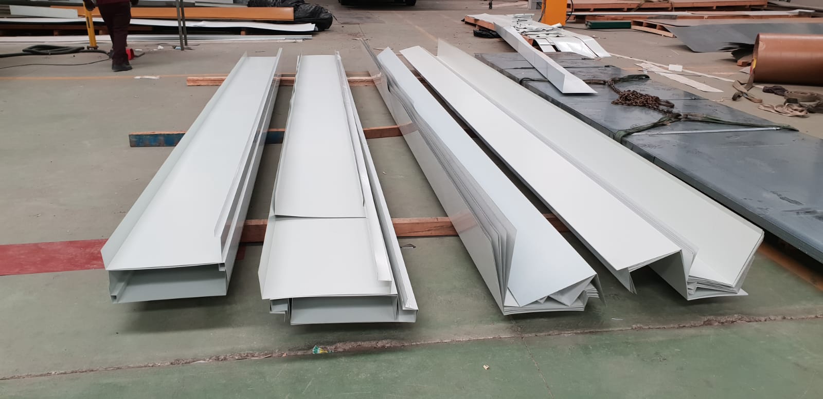 remate panel sandwich fachada